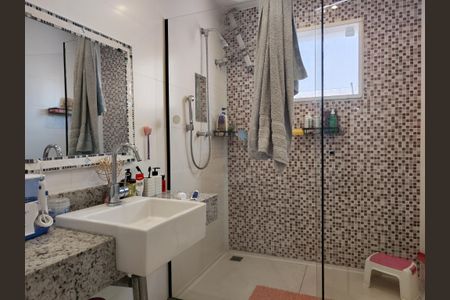 Casa de condomínio à venda com 645m², 4 quartos e 3 vagas Casa de condomínio à venda com 645m², 4 quartos e 3 vagasBanheiro da Suíte 2