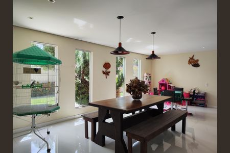 Casa de condomínio à venda com 645m², 4 quartos e 3 vagas Casa de condomínio à venda com 645m², 4 quartos e 3 vagasSala