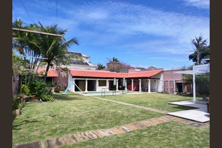 Casa de condomínio à venda com 645m², 4 quartos e 3 vagas Casa de condomínio à venda com 645m², 4 quartos e 3 vagasQuintal