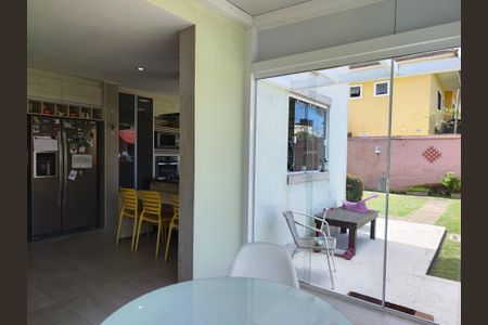 Casa de condomínio à venda com 645m², 4 quartos e 3 vagas Casa de condomínio à venda com 645m², 4 quartos e 3 vagasCozinha