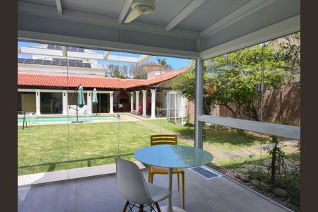 Casa de condomínio à venda com 645m², 4 quartos e 3 vagas Casa de condomínio à venda com 645m², 4 quartos e 3 vagasCozinha