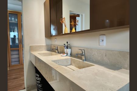 Casa de condomínio à venda com 645m², 4 quartos e 3 vagas Casa de condomínio à venda com 645m², 4 quartos e 3 vagasBanheiro da Suíte 1