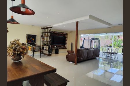 Casa de condomínio à venda com 645m², 4 quartos e 3 vagas Casa de condomínio à venda com 645m², 4 quartos e 3 vagasSala