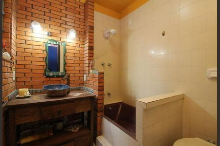Banheiro de apartamento para alugar com 2 quartos, 85m² em Petrópolis, Porto Alegre