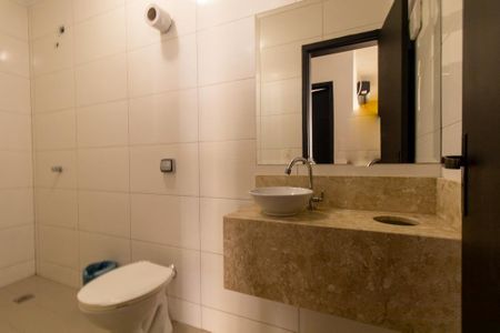 Banheiro Social de apartamento para alugar com 1 quarto, 62m² em Bacacheri, Curitiba