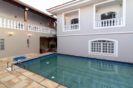 Casa à venda com 308m², 3 quartos e 2 vagas Casa à venda com 308m², 3 quartos e 2 vagasPiscina