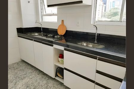 Cozinha de apartamento para alugar com 1 quarto, 45m² em Savassi, Belo Horizonte