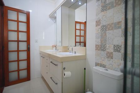 Casa à venda com 329m², 4 quartos e 4 vagasBanheiro da Suíte