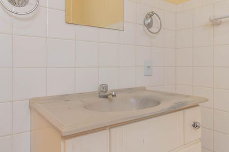 Banheiro de apartamento à venda com 1 quarto, 45m² em Centro Histórico, Porto Alegre