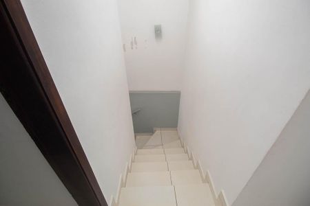 Casa para alugar com 120m², 4 quartos e 2 vagas Casa para alugar com 120m², 4 quartos e 2 vagasEscada