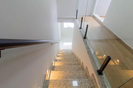 Casa à venda com 122m², 3 quartos e 2 vagas Casa à venda com 122m², 3 quartos e 2 vagasEscada