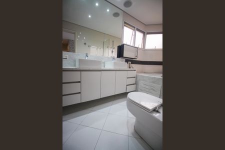 Apartamento à venda com 420m², 4 quartos e 4 vagasBanheiro da Suíte 4