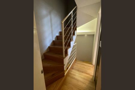 Escada de apartamento para alugar com 1 quarto, 76m² em Itaim Bibi, São Paulo