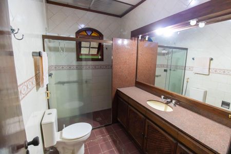 Casa de condomínio à venda com 420m², 5 quartos e 4 vagas Casa de condomínio à venda com 420m², 5 quartos e 4 vagasBanheiro Social