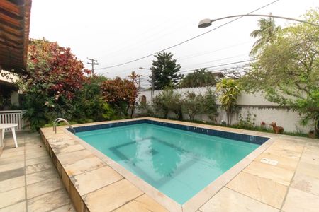 Casa de condomínio à venda com 420m², 5 quartos e 4 vagas Casa de condomínio à venda com 420m², 5 quartos e 4 vagasÁrea externa