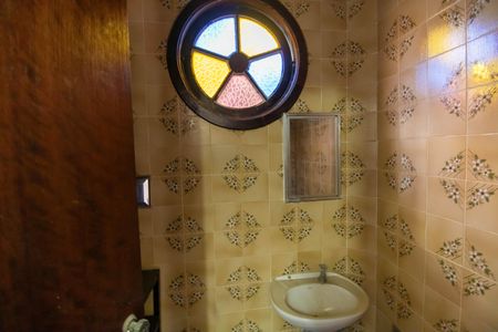 Casa de condomínio à venda com 420m², 5 quartos e 4 vagas Casa de condomínio à venda com 420m², 5 quartos e 4 vagasBanheiro de serviço