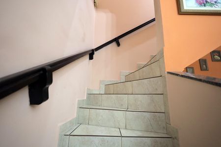 Casa à venda com 100m², 4 quartos e 2 vagasEscadas