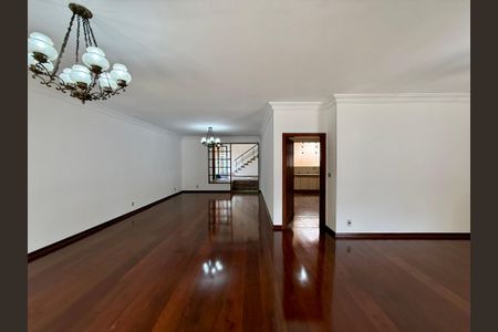 Casa à venda com 491m², 4 quartos e 6 vagas Casa à venda com 491m², 4 quartos e 6 vagasSala