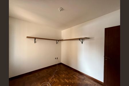 Casa à venda com 491m², 4 quartos e 6 vagas Casa à venda com 491m², 4 quartos e 6 vagasQuarto 1