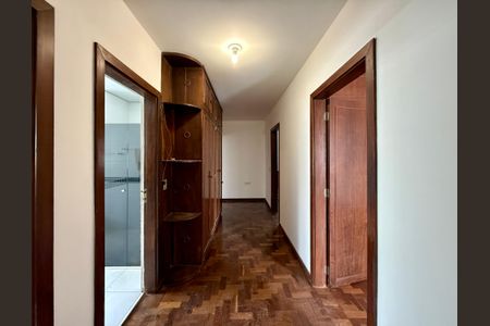 Casa à venda com 491m², 4 quartos e 6 vagas Casa à venda com 491m², 4 quartos e 6 vagasCorredor Quartos
