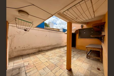Casa à venda com 491m², 4 quartos e 6 vagas Casa à venda com 491m², 4 quartos e 6 vagasQuintal de Serviço