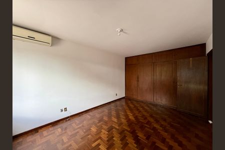 Casa à venda com 491m², 4 quartos e 6 vagas Casa à venda com 491m², 4 quartos e 6 vagasSuíte 1
