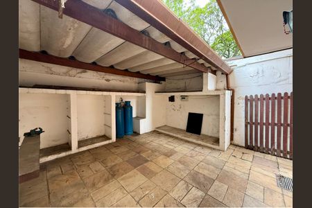 Casa à venda com 491m², 4 quartos e 6 vagas Casa à venda com 491m², 4 quartos e 6 vagasQuintal de Serviço