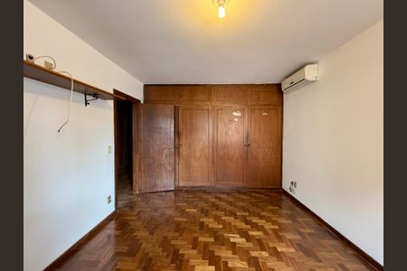 Casa à venda com 491m², 4 quartos e 6 vagas Casa à venda com 491m², 4 quartos e 6 vagasQuarto 2