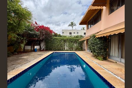 Casa à venda com 491m², 4 quartos e 6 vagas Casa à venda com 491m², 4 quartos e 6 vagasPiscina