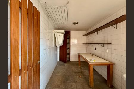 Casa à venda com 491m², 4 quartos e 6 vagas Casa à venda com 491m², 4 quartos e 6 vagasÁrea de Serviço