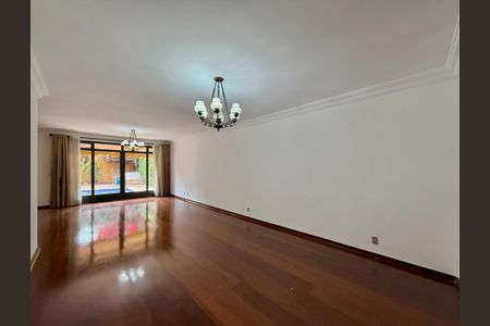 Casa à venda com 491m², 4 quartos e 6 vagas Casa à venda com 491m², 4 quartos e 6 vagasSala