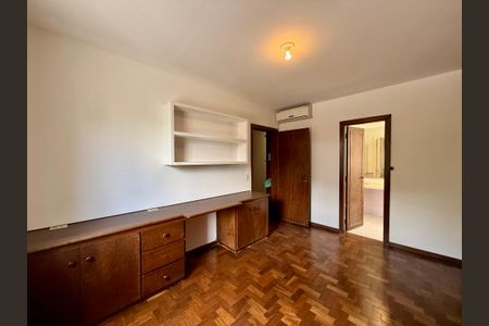 Casa à venda com 491m², 4 quartos e 6 vagas Casa à venda com 491m², 4 quartos e 6 vagasSuíte 2