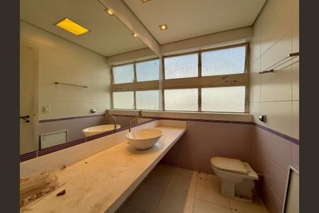 Casa à venda com 491m², 4 quartos e 6 vagas Casa à venda com 491m², 4 quartos e 6 vagasBanheiro Suíte 2