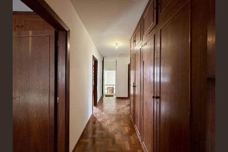 Casa à venda com 491m², 4 quartos e 6 vagas Casa à venda com 491m², 4 quartos e 6 vagasCorredor Quartos