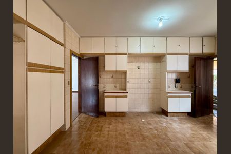 Casa à venda com 491m², 4 quartos e 6 vagas Casa à venda com 491m², 4 quartos e 6 vagasCozinha