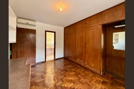 Casa à venda com 491m², 4 quartos e 6 vagas Casa à venda com 491m², 4 quartos e 6 vagasSuíte 2