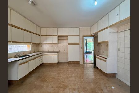 Casa à venda com 491m², 4 quartos e 6 vagas Casa à venda com 491m², 4 quartos e 6 vagasCozinha