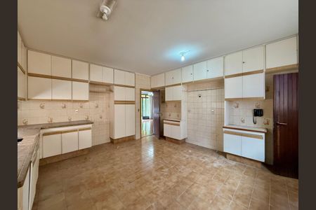 Casa à venda com 491m², 4 quartos e 6 vagas Casa à venda com 491m², 4 quartos e 6 vagasCozinha