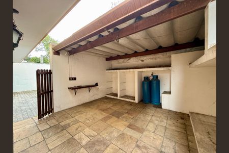 Casa à venda com 491m², 4 quartos e 6 vagas Casa à venda com 491m², 4 quartos e 6 vagasQuintal de Serviço