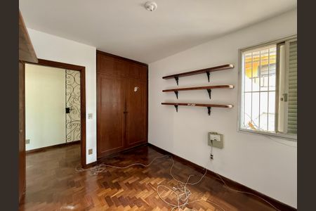 Casa à venda com 491m², 4 quartos e 6 vagas Casa à venda com 491m², 4 quartos e 6 vagasQuarto 1