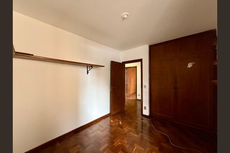 Casa à venda com 491m², 4 quartos e 6 vagas Casa à venda com 491m², 4 quartos e 6 vagasQuarto 1