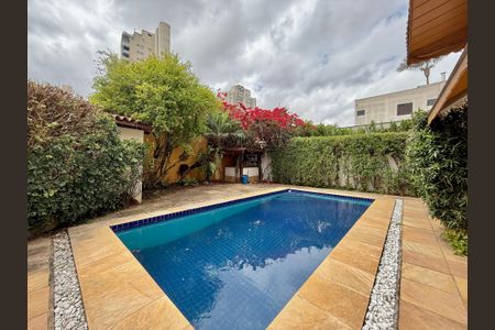 Casa à venda com 491m², 4 quartos e 6 vagas Casa à venda com 491m², 4 quartos e 6 vagasPiscina