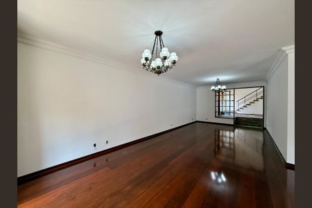Casa à venda com 491m², 4 quartos e 6 vagas Casa à venda com 491m², 4 quartos e 6 vagasSala