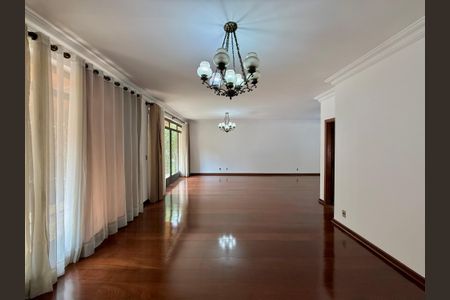 Casa à venda com 491m², 4 quartos e 6 vagas Casa à venda com 491m², 4 quartos e 6 vagasSala