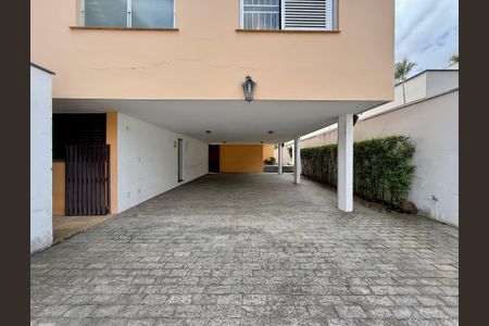 Casa à venda com 491m², 4 quartos e 6 vagas Casa à venda com 491m², 4 quartos e 6 vagasGaragem
