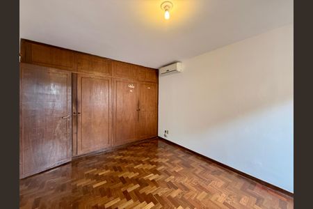 Casa à venda com 491m², 4 quartos e 6 vagas Casa à venda com 491m², 4 quartos e 6 vagasQuarto 2