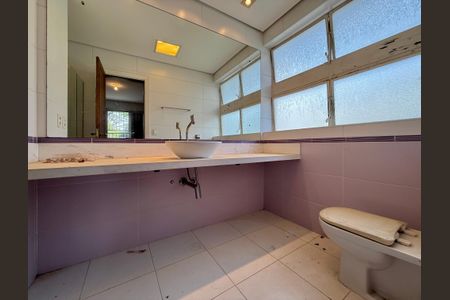 Casa à venda com 491m², 4 quartos e 6 vagas Casa à venda com 491m², 4 quartos e 6 vagasBanheiro Suíte 2
