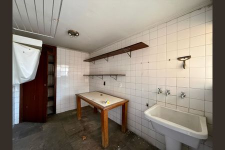 Casa à venda com 491m², 4 quartos e 6 vagas Casa à venda com 491m², 4 quartos e 6 vagasÁrea de Serviço