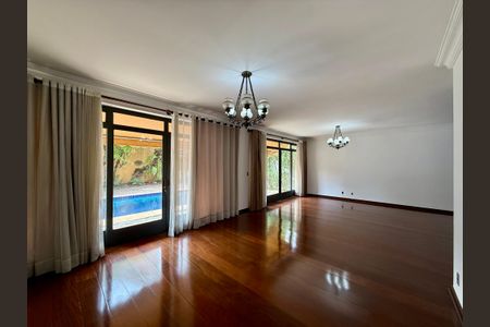 Casa à venda com 491m², 4 quartos e 6 vagas Casa à venda com 491m², 4 quartos e 6 vagasSala