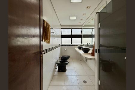 Casa à venda com 491m², 4 quartos e 6 vagas Casa à venda com 491m², 4 quartos e 6 vagasBanheiro Social